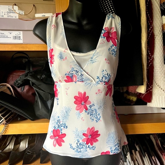 ⭐️BOGO FREE⭐️ EUC LOFT Floral Fitted Top - Picture 1 of 4